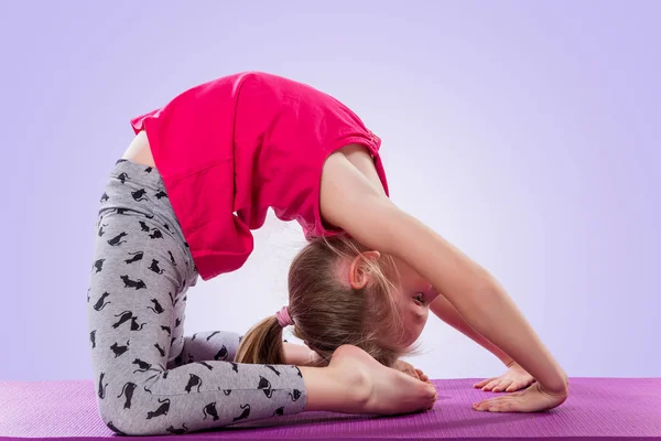 Bambina seduta in posa yoga — Foto Stock