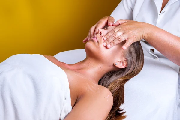 Freckles woman at the beautician — Stock Photo, Image