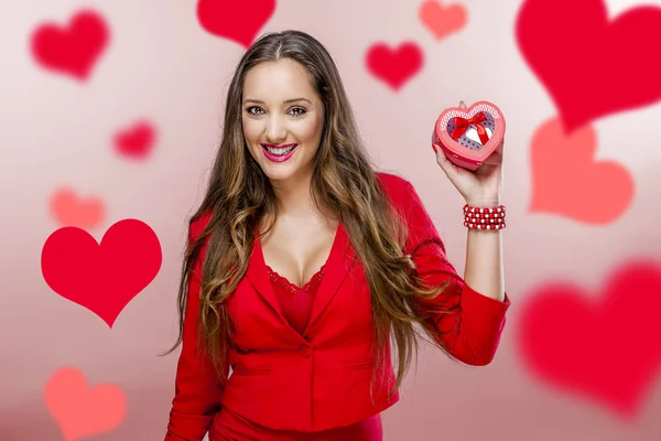 Mooie vrouw in de dag van Valentijnskaarten — Stockfoto