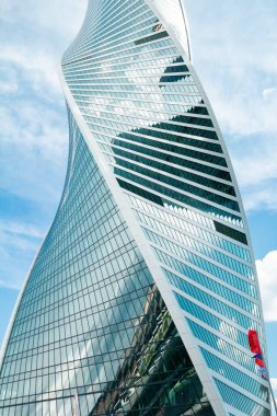 Moskova, Rusya - 12 Temmuz 2020: Matkap şeklinde çok katlı bina. Moskova 'da çarpıcı derecede güzel bir bina..