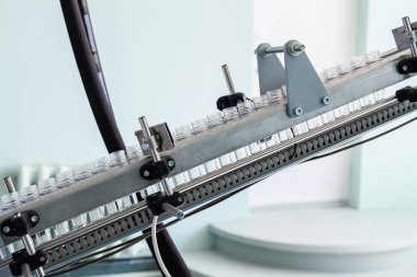 Taşıyıcıdaki plastik şişelerin boyunları. Üretim hattı.