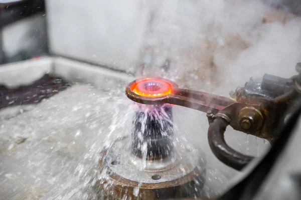 加热和冷却金属零件的过程 图库图片