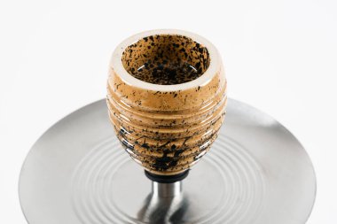 Kahverengi nargile kasesi arı kovanı şeklinde. Beyaz arkaplan.