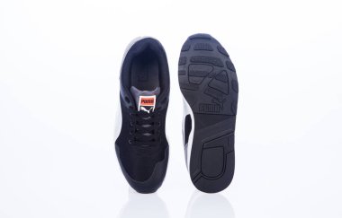 MEDELLİN - COLOMBIA - 26 Mayıs 2021: yeni ayakkabı stili PUMA. Stüdyoda çekildi ve beyaz arka planda izole edildi.