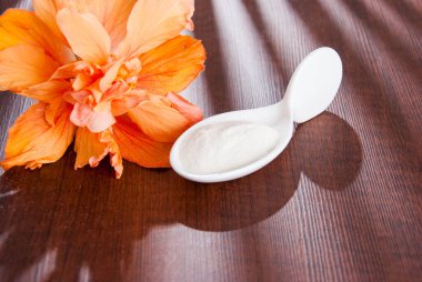 Tahta masadaki hidrolize kolajen proteini...