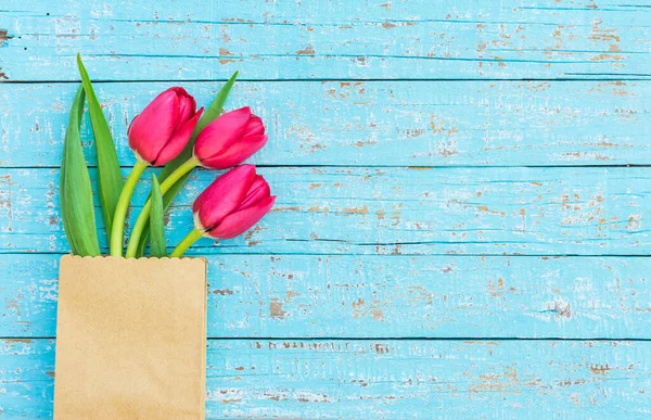 Arrangement De Fleurs De Tulipe Rouge Sur Fond Bleu En Bois Avec Espace De Copie Cadeau Bouquet De Fleurs Stock Photo