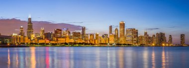 Chicago şehir merkezi Skyline ve Michigan Gölü geceleri, Illinois