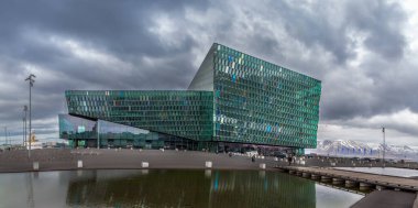 REYKJAVIK, ICELAND - Nisan 03: Harpa Konser Salonu, 3 Nisan 2014 tarihinde İzlanda 'nın Reykjavik kentinde tasarlanmış modern bir konser salonu.