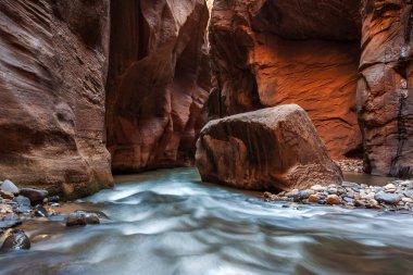 Narrows 'da yürüyüş, Zion Ulusal Parkı, Utah.