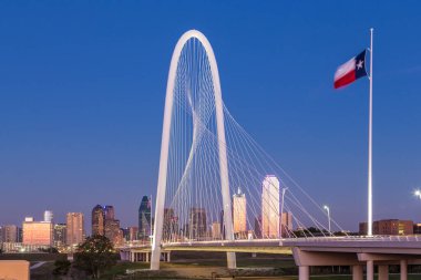 Dallas şehir merkezi gökyüzü Margaret Hut Hills köprüsü ile geceleyin.