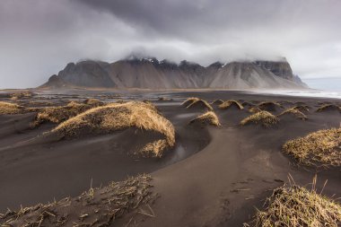 Vesturhorn Dağı ve siyah kum tepeleri, İzlanda.