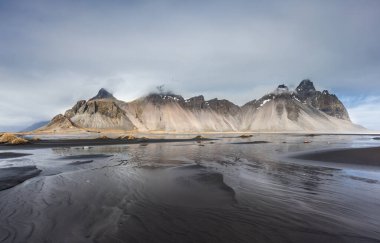 Vesturhorn Dağı ve siyah kum tepeleri, İzlanda.