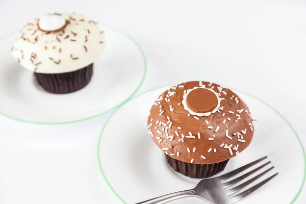 Cupcake Chocolate Closeup Com Branco Polvilhe Garfo — Fotografia de Stock
