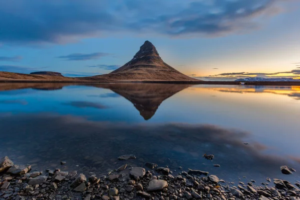 Kirkjufell Και Αντανάκλαση Στην Ανατολή Του Ηλίου Ισλανδία — Φωτογραφία Αρχείου