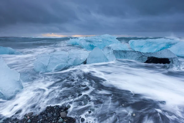 Ανατολή Στην Παραλία Diamond Jokulsarlon Ισλανδία Iceberg Και Μαύρη Αμμουδιά — Φωτογραφία Αρχείου
