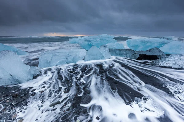 Ανατολή Στην Παραλία Diamond Jokulsarlon Ισλανδία Iceberg Και Μαύρη Αμμουδιά — Φωτογραφία Αρχείου