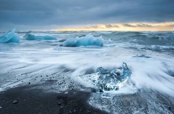 Ανατολή Στην Παραλία Diamond Jokulsarlon Ισλανδία Iceberg Και Μαύρη Αμμουδιά — Φωτογραφία Αρχείου