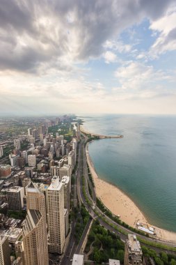 Chicago ufuk çizgisi ve Michigan Gölü.