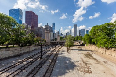 Güneşli bir günde Chicago 'ya giden tren yolu.