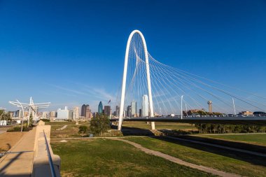 Dallas şehir merkezi Skyline ve Margaret Hut Hills köprüsü Continental Bridge Park, Texas 'tan