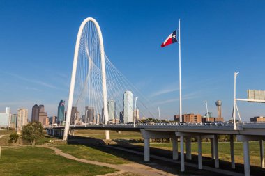 Dallas şehir merkezi Skyline ve Margaret Hut Hills köprüsü Continental Bridge Park, Texas 'tan