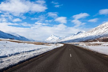 İzlanda 'da karayolu ve kar dağı.