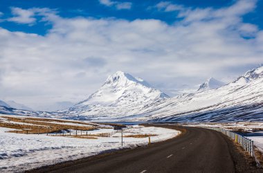 İzlanda 'da karayolu ve kar dağı.