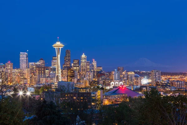 Seattle şehir merkezi, Skyline ve Mount. Geceleri daha yağışlı, Washington..