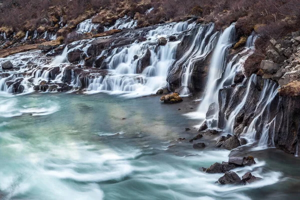 Каскадный Водопад Hraunfossar Исландии — стоковое фото