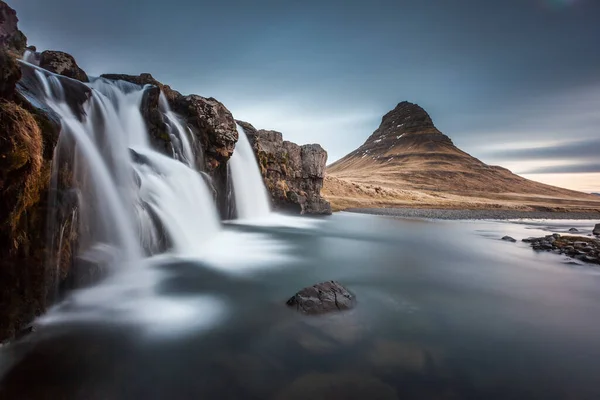 冰岛的Kirkjufellsfoss瀑布和Kirkjufell瀑布 — 图库照片
