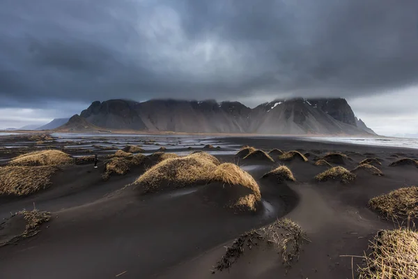 Όμορφη Vesturhorn Mountain Και Μαύρη Άμμο Αμμόλοφους Στην Ισλανδία — Φωτογραφία Αρχείου