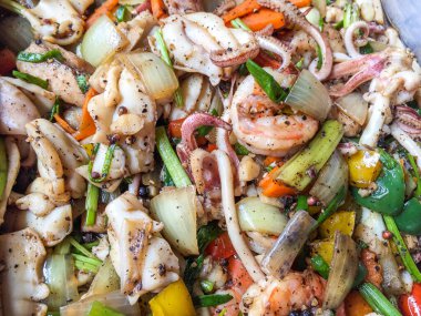 Yakın plan karabiberli kızarmış deniz ürünleri - Tayland yemeği.