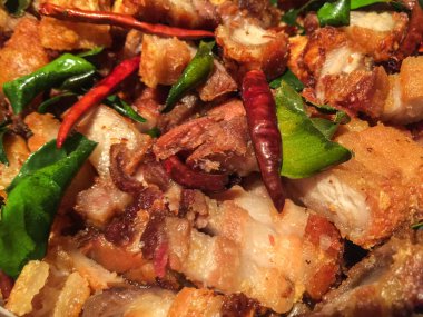 Çili biberli gevrek domuz eti..