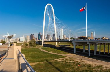 Dallas şehir merkezi silueti ve Margaret Hut Hills köprüsü, Teksas.