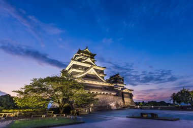 Kumamoto, Kyushu, Japonya 'daki Kumamoto Kalesi' nde güzel bir gün batımı.
