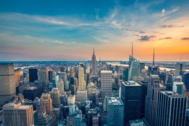Günbatımında New York City şehir merkezi ufuk çizgisi