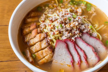 Yakın plan baharatlı domuz etli erişte - Tayland yemeği