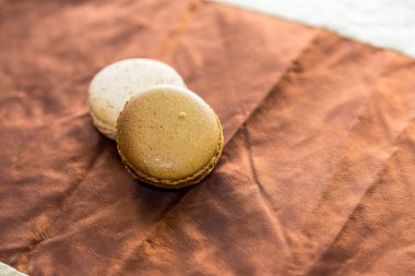 Çikolatalı ve kahveli kurabiyeler yakın.