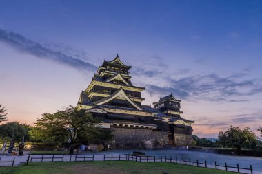 Kumamoto, Kyushu, Japonya 'daki Kumamoto Kalesi' nde güzel bir gün batımı.