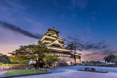 Japonya, Kyushu 'daki Kumamoto Kalesi' nde güzel bir gün batımı.