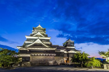 Kumamoto Kalesi 'nde gece vakti Kyushu, Japonya