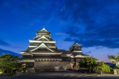 Kumamoto Kalesi 'nde gece vakti Kyushu, Japonya.