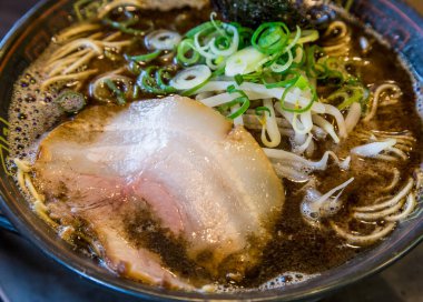Kuro tonkotsu ramen ile chashu domuz eti ve fasulye filizi.