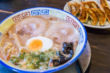 Haşlanmış yumurta ve gyoza ile Mukashi chashu ramen