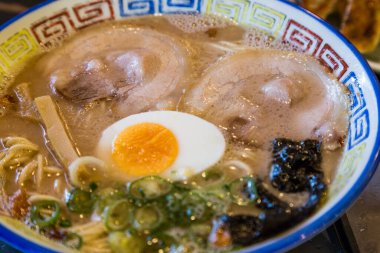 Haşlanmış yumurtalı Mukashi chashu ramen.