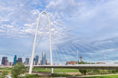 Margaret Hunt Tepesi Köprüsü ve Dallas şehir merkezi silüeti.