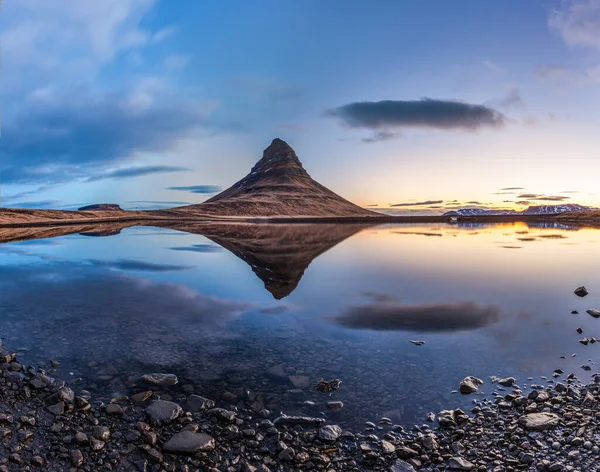 Kirkjufell Elmélkedés Napfelkeltekor Izland — Stock Fotó