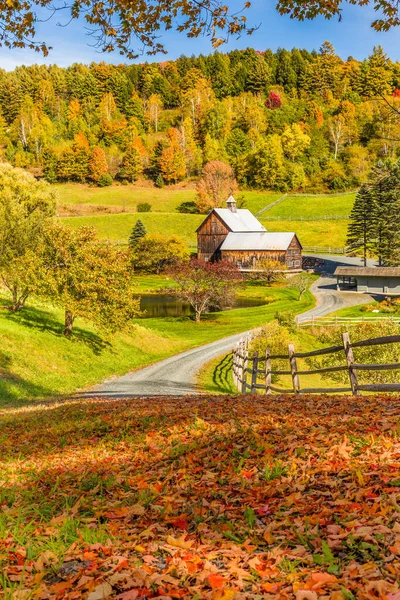 Vermont kırsalında sonbahar yeşilliklerindeki ahşap ahır..