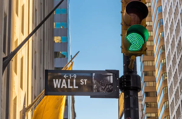 Wall Street tabelası ve yeşil ışık