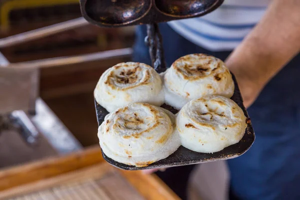 Dazaifu temmangu türbesindeki yeni pişirilmiş umegae mochi, fuguoka